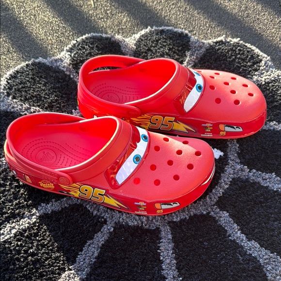 Men’s/Kids Lightning McQueen Crocs with Car Design - Picture 2 of 6